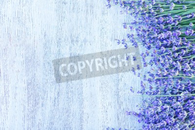 Fototapete Lavendel auf dem Holztisch