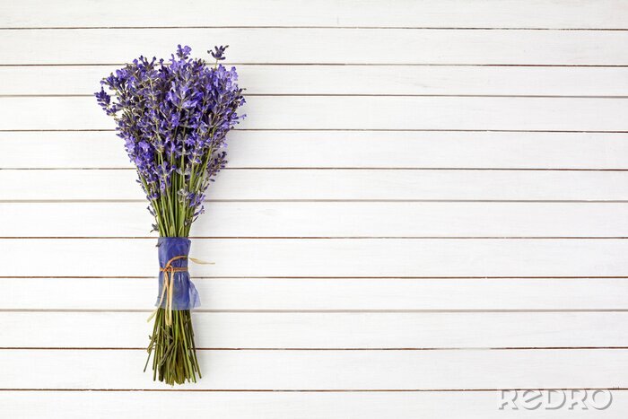 Fototapete Lavendelbouquet auf weißen Tafeln