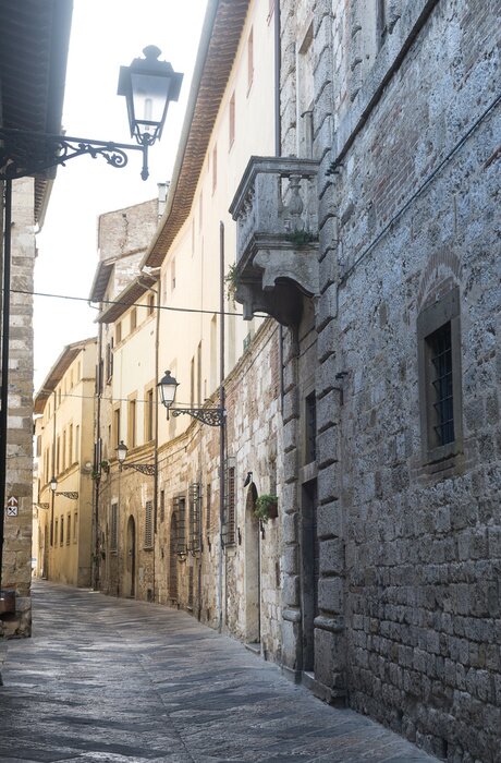 Fototapete Leere Gasse mit Balkon