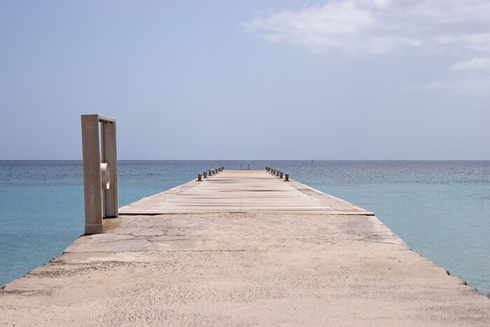 Fototapete Leerer Steg mit Himmelhintergrund