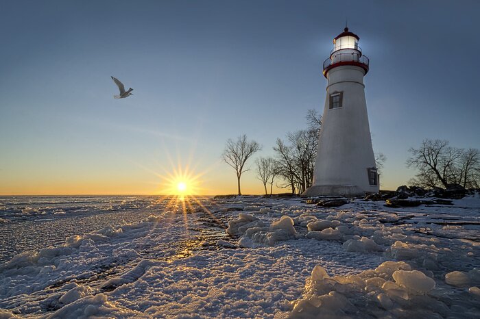 Fototapete Leuchtturm am schneebedeckten Strand