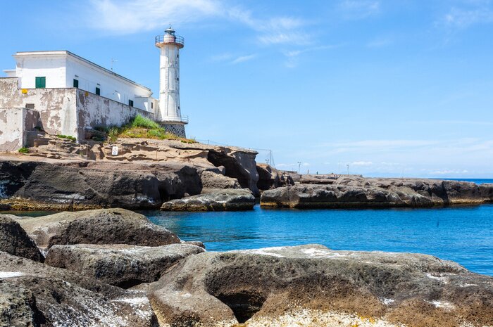 Fototapete Leuchtturm am sonnigen Meer