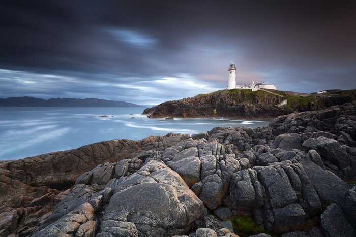 Fototapete Leuchtturm auf dunklem Hintergrund