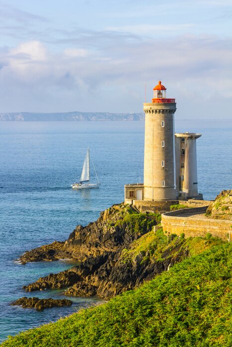 Fototapete Leuchtturm auf grünen Felsen