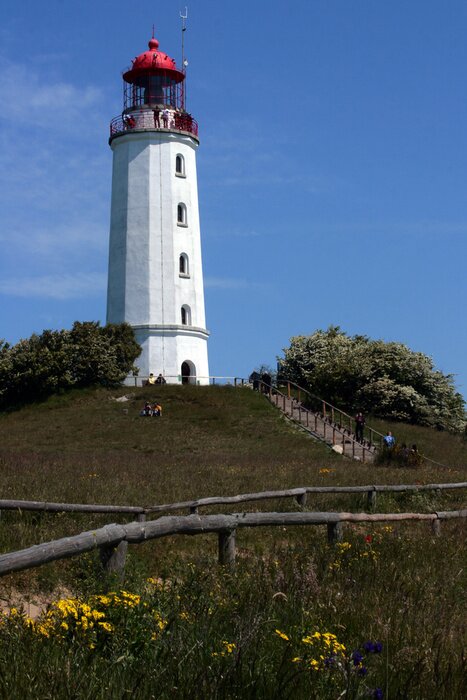 Fototapete Leuchtturm auf malerischem Hügel