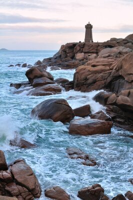 Fototapete Leuchtturm in felsiger Landschaft