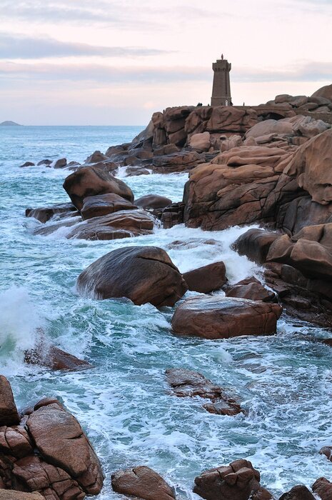 Fototapete Leuchtturm in felsiger Landschaft