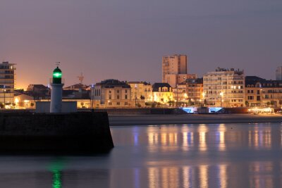Fototapete Leuchtturm in Hafenstadt