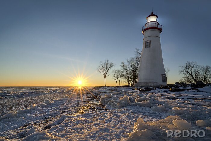 Fototapete Leuchtturm in winterlicher Landschaft