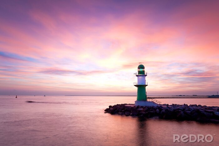 Fototapete Leuchtturm unter buntem Himmel