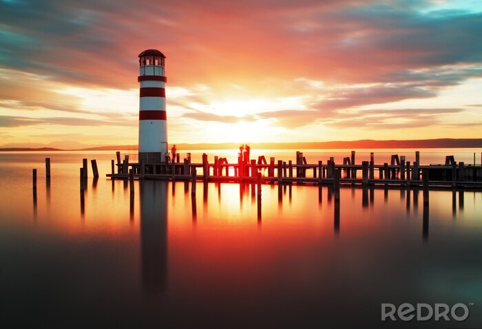 Fototapete Leuchtturm vor dem Hintergrund der aufgehenden Sonne