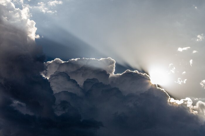 Fototapete Licht, das durch Wolken dringt