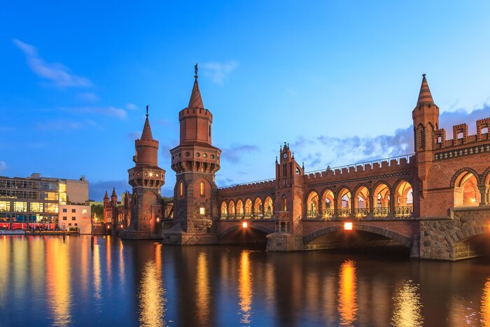 Fototapete Lichter, die sich im Fluss spiegeln