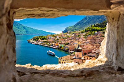 Fototapete Limone sul Garda-Blick durch Steinfenster vom Hügel