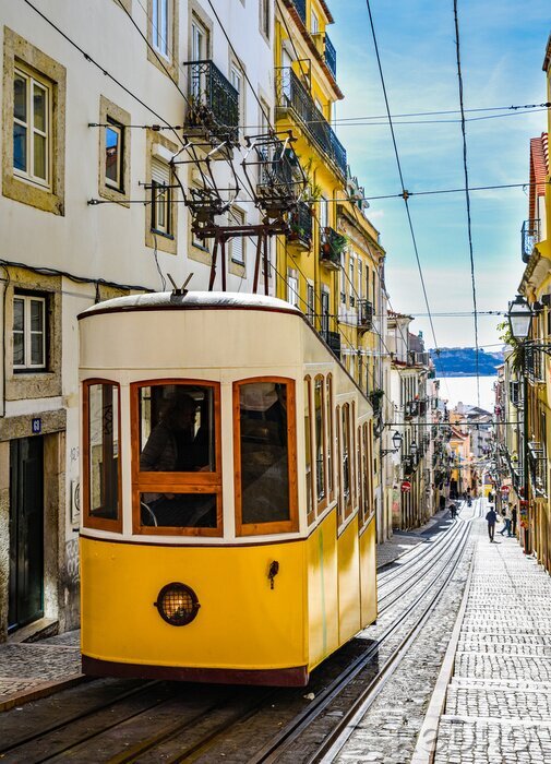 Fototapete Lissabon gelbe Straßenbahn auf der Straße