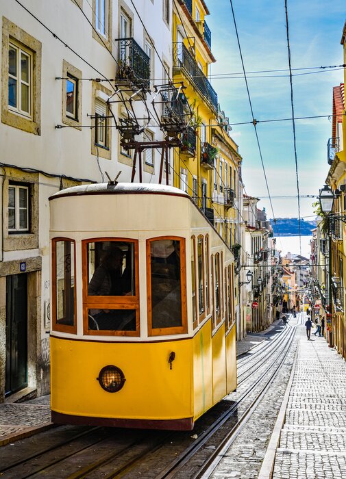 Fototapete Lissabon gelbe Straßenbahn auf der Straße