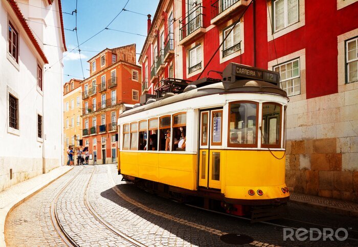 Fototapete Lissabon gelbe Straßenbahn in enger Gasse
