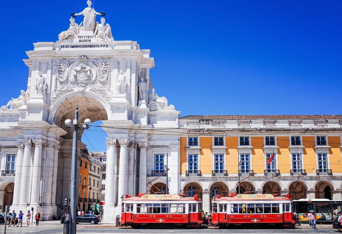 Fototapete Lissabon und Straßenbahn vor Triumphbogen