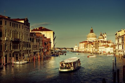 Łódź mit Touristen in Venedig