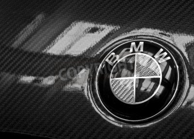 Fototapete Logo BMW vor grauem Hintergrund