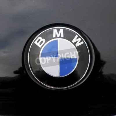 Fototapete Logo BMW vor schwarzem Hintergrund