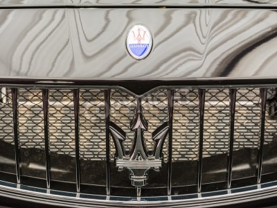 Fototapete Logo Maserati am Auto