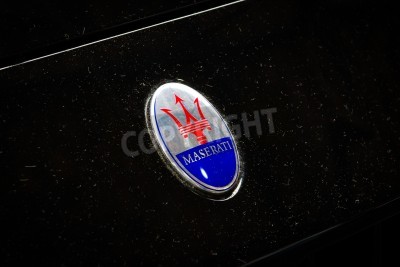 Fototapete Logo Maserati im schwarzem Hintergrund