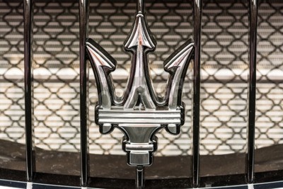 Fototapete Logo von Maserati in Form eines Dreizacks