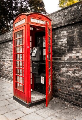 London und eine geöffnete Telefonzelle