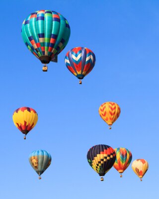 Luftballons am Himmel farbig