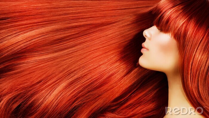 Fototapete Mädchen mit dem roten glänzenden Haar