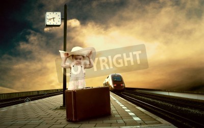 Fototapete Mädchen mit Zug im Hintergrund