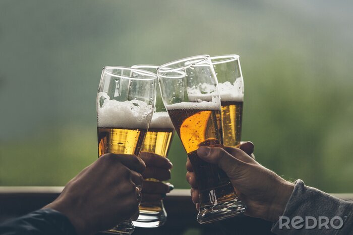 Fototapete Männer stoßen mit Bier an