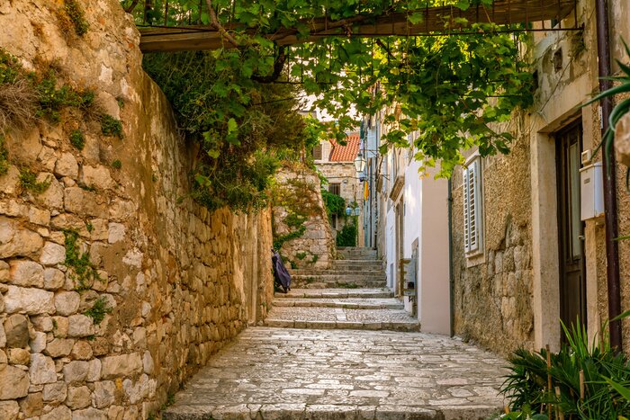Fototapete Malerische Gasse mit Treppen in Dubrovnik