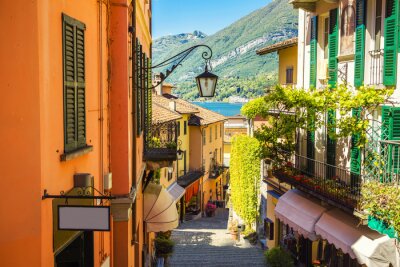 Fototapete Malerische und bunte alte Stadtstraße in der italienischen Stadt von Bellagio