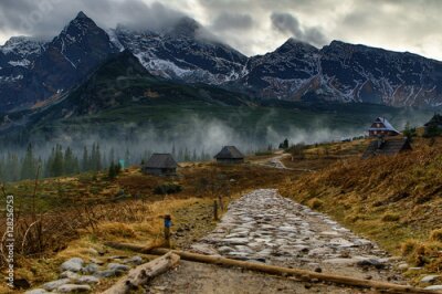 Fototapete Malerischer Blick auf Berggipfel im Nebel