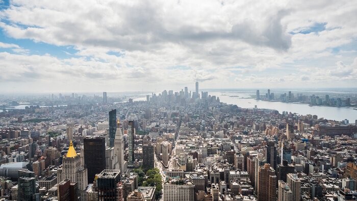 Fototapete Manhattan skyscrapers in a haze of clouds. Top view of the New York business district