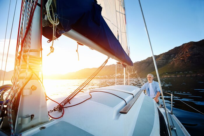 Fototapete Mann auf dem Segelboot