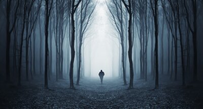 Mann in einem dunklen Wald