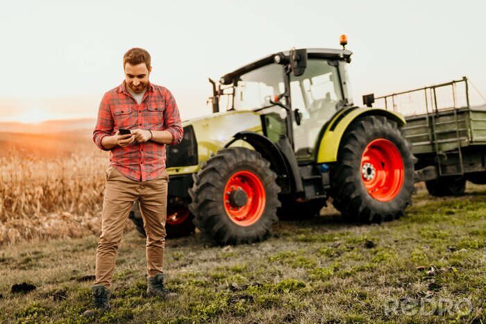Fototapete Mann mit Traktor im Hintergrund