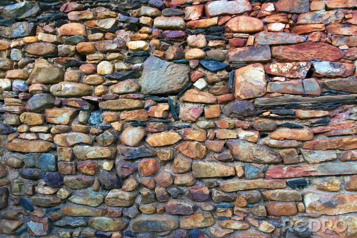 Fototapete Mauer aus bunten unregelmäßigen Steinen