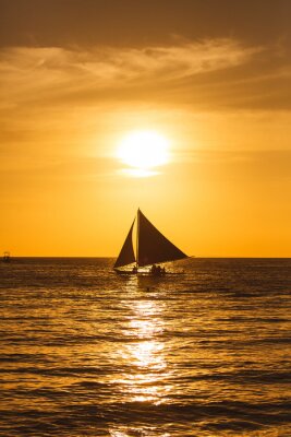 Fototapete Meer mit Segelboot am Abend