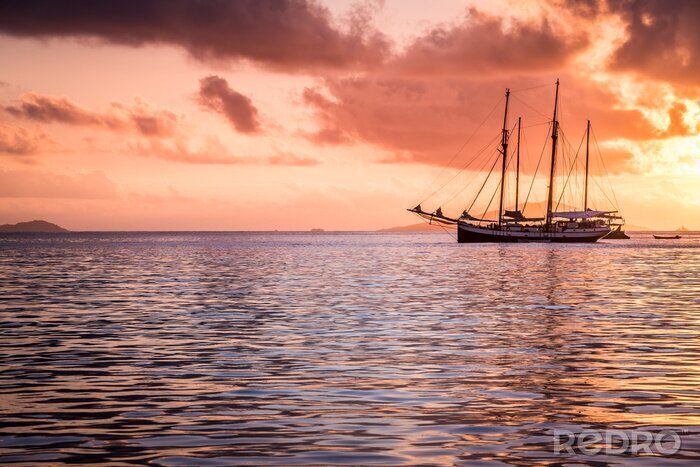 Fototapete Meer und Schiff bei Sonnenuntergang