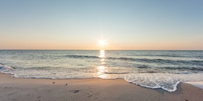 Fototapete Meer und Strand im Schein der untergehenden Sonne
