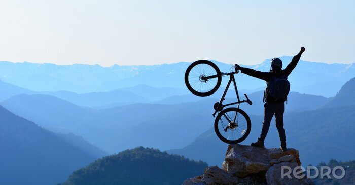 Fototapete Mensch mit dem Fahrrad auf dem Gipfel