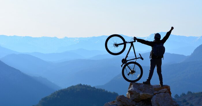 Fototapete Mensch mit dem Fahrrad auf dem Gipfel
