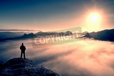 Fototapete Mensch und Sonnenaufgang in den Bergen