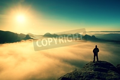 Fototapete Mensch und Sonnenaufgang über Wolken