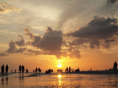 Fototapete Menschen am Strand bei Sonnenuntergang