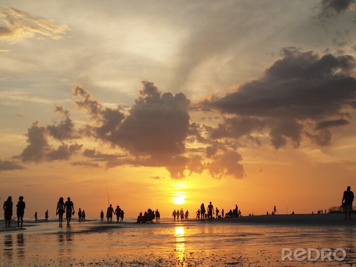 Fototapete Menschen am Strand bei Sonnenuntergang